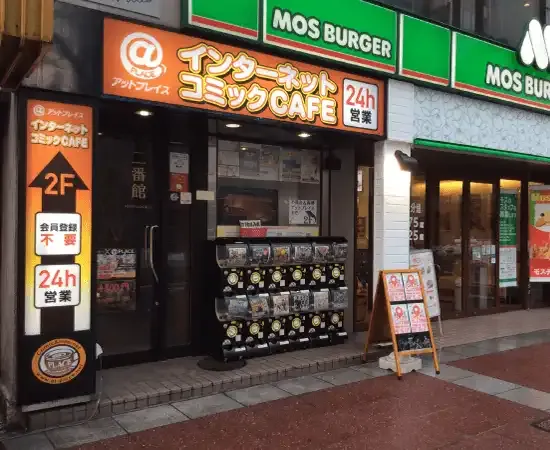 @PLACEの入口まわり。インターネットコミックCAFEの看板が目印