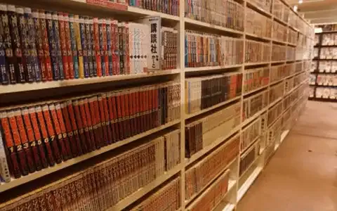 コミックが並ぶ書棚